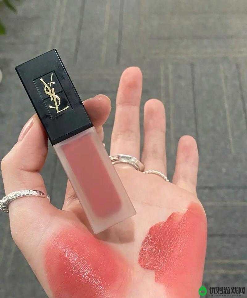 YSL 蜜桃色 13569：迷人唇色，演绎甜美风情